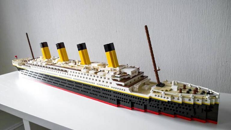 How to assemble the Titanic with LEGOs? [Complete guide in PDF]