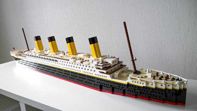 Would you like to ASSEMBLE the Titanic with LEGOs ?: Go to this page now, where you will find a fabulous PDF guide that will leave you amazed!