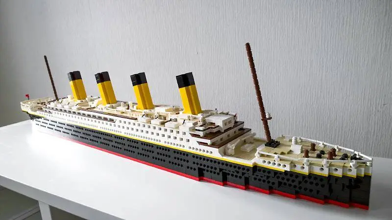 Would you like to ASSEMBLE the Titanic with LEGOs ?: Go to this page now, where you will find a fabulous PDF guide that will leave you amazed!