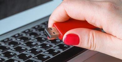 En este post te enseñaremos CÓMO PROTEGER una memoria USB con contraseña, así ya nadie accederá a ver tus archivos privados.