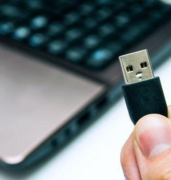 Verás algunas SOLUCIONES MUY EFICIENTES que puedes emplear a la hora de que te sale este molesto error: dispositivo USB NO RECONOCIDO.