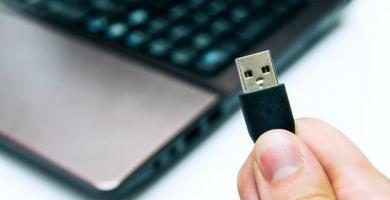 Verás algunas SOLUCIONES MUY EFICIENTES que puedes emplear a la hora de que te sale este molesto error: dispositivo USB NO RECONOCIDO.