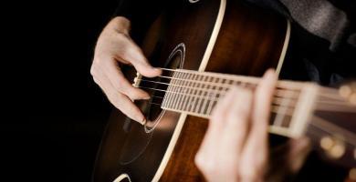 Aprender a tocar la guitarra con YouTube.