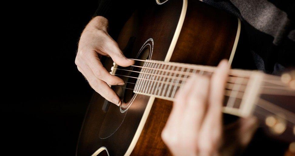 Aprender a tocar la guitarra con YouTube.