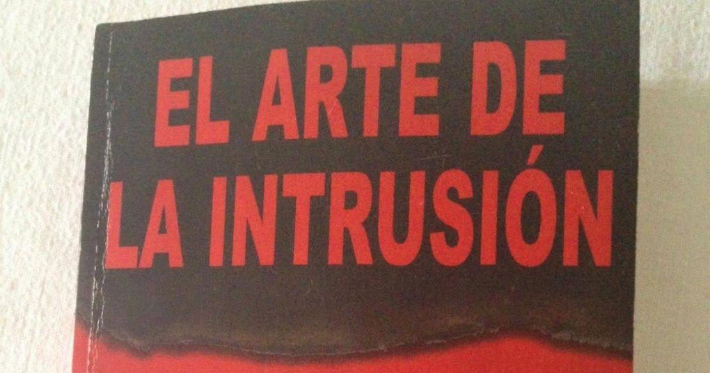 Encontrarás al libro "El arte de la intrusión". Te enseñará a prevenir ataques y te dirá cómo es que funcionan los cibercrímenes.