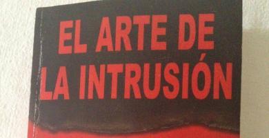 Encontrarás al libro "El arte de la intrusión". Te enseñará a prevenir ataques y te dirá cómo es que funcionan los cibercrímenes.