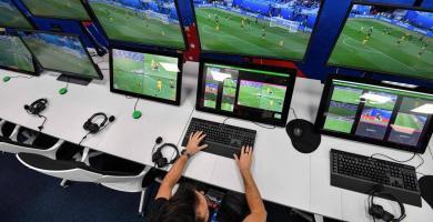 Bienvenidos a otro post. Mundial de Rusia 2018, evento de suma importancia en el que se decidió implementar un sistema el cual fuera capaz de dar solución a todo aquel problema dudoso que pudiera pasar en el terreno de juego, esta información del VAR te la presentaremos aquí.